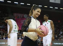 Anadolu Efes-Unics Kazan maçının hava atışını beren Saat yaptı. 
