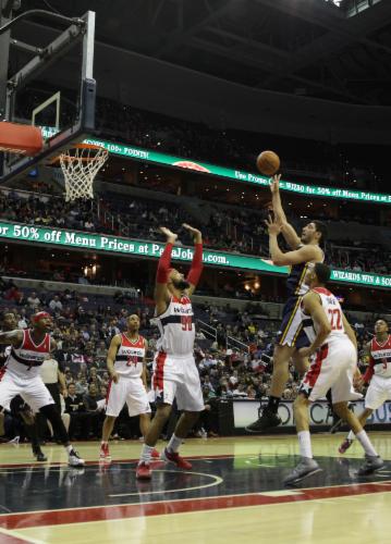 Washington Wizards ile Utah Jazz arasında oynanan maç, Türk halk dansları gösterileriyle "Türk gecesi"ne döndü.