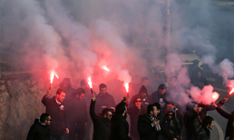 Beşiktaş taraftarları Fenerbahçe derbisinde takımlarına destek vermek için Vodafone Arena'da toplanarak Kadıköy'e doğru yola çıktı.