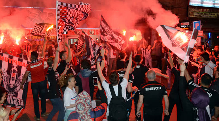 Beşiktaş şampiyonluğu kutluyor!.. Türkiye siyah beyaz!.. 
