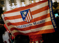  Madrid'deki Neptün meydanına gelen Atletico Madridli taraftarlar, takımlarının Şampiyonlar Ligi'nde Bayern Münih'i eleyerek finale kalmasını kutladı