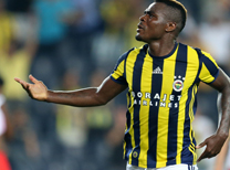 Emenike sosyal medyayı salladı!