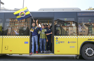 Sarı-lacivertli taraftarlar, Süper Lig’in 9. haftasında Galatasaray ile Fenerbahçe arasında oynanacak karşılaşmada takımlarını desteklemek için Ülker Stadı önünde toplanarak otobüslerle Türk Telekom Stadı'na gitti.