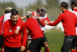Eto'o'ya süpriz doğum günü kutlaması!