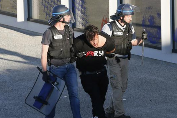 Lyon - Beşiktaş karşılaşması öncesi Fransız polisi, Lyon Stadı'na yürüyen bir grup Beşiktaş taraftarına biber gazı ile müdahale etti