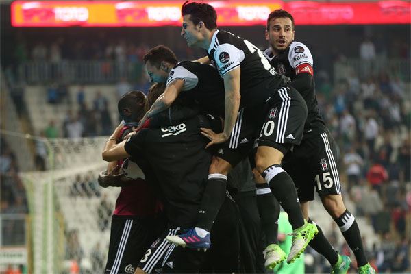 Spor Toto Süper Lig'in 31. haftasında Bursaspor'u deplasmanda 2-0 mağlup eden lider Beşiktaş, zorlu şampiyonluk mücadelesini sürdürüyor.
