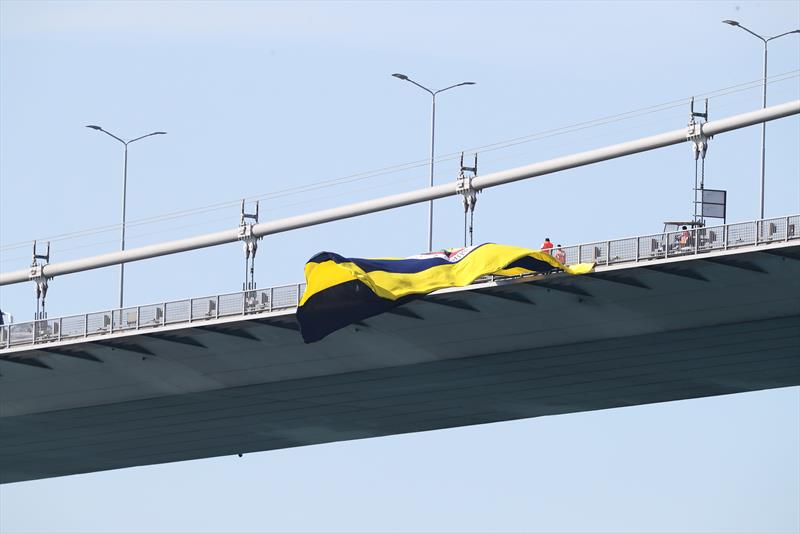Fenerbahçe bayrakları köprülerde!