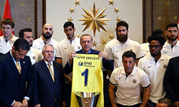 THY Euroleagu'de şampiyon olan Fenerbahçe'de tüm takım, Başkan Aziz Yıldırım ve yöneticiler Cumhurbaşkanı Recep Tayyip Erdoğan’ı ziyaret etti. 