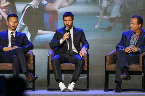 Barcelona Lionel Messi'nin kontratını 3 yıl daha uzatmak için yıldız oyuncu ile anlaşmaya vardı