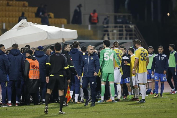 Fenerbahçe, hazırlık maçında Arnavutluk temsilcisi Kukesi takımı ile Antalya'nın Serik ilçesine bağlı Belek Turizm Merkezi'nde sarı-lacivertli ekibin kamp yaptığı otelin sahasında karşı karşıya geldi. Karşılaşmada oyuncular arasında gerginlik çıktı. 