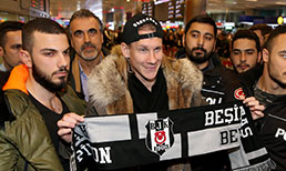 Beşiktaş'ın Ukrayna ekibi Dinamo Kiev'den transfer ettiği Hırvat futbolcu Domagoj Vida, İstanbul'a geldi.