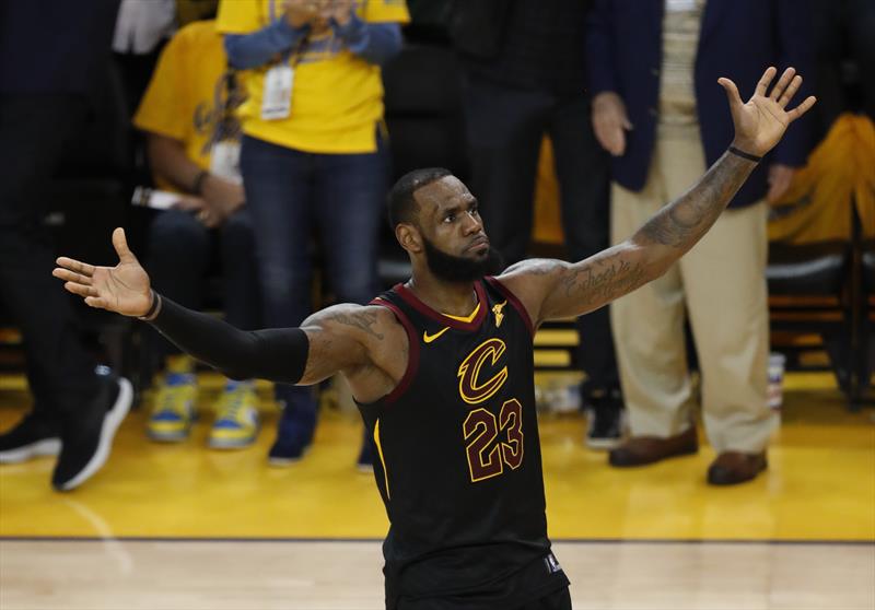 LeBron stili! Finallere damga vurdu