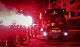 Fenerbahçe'ye meşaleli karşılama