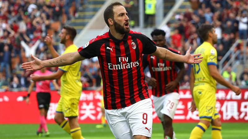 Chelsea Higuain'in peşinde