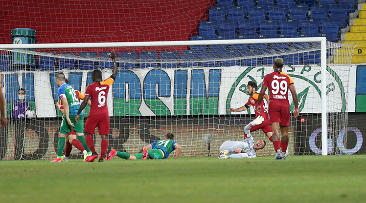 Galatasaray'da Çaykur Rizespor mücadelesi esnasında fibula ve tibia kemikleri kırılan başarılı file bekçisi Fernando Muslera'nın sakatlığı dünya basınında geniş yer buldu.