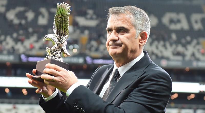 Valerien Ismael ile yollarını ayıran Beşiktaş, takımın başına geçmesi için Şenol Güneş ile anlaşma sağladı. Geçmişte yolları bir kez daha siyah beyazlı ekiple kesişen Güneş'in ilk döneminden öne çıkan detaylar burada...